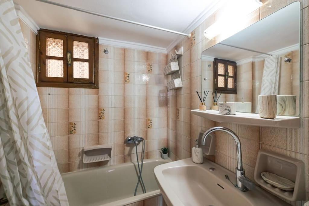 Seaside Escape Apartment Saronida Bagian luar foto